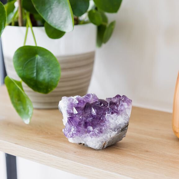 Crystal-amethyst-on-the-table